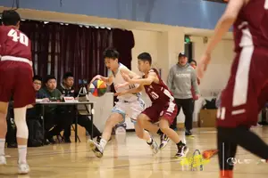 学校篮球队训练新闻采访